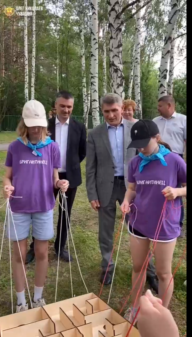 Глава Чувашии Олег Николаев встретился с бердянскими детьми.