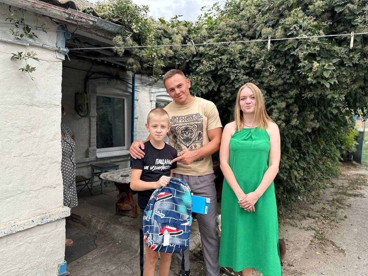 Шефы из Чувашии в Дмитровке поздравляют с наступающим Днем знаний.