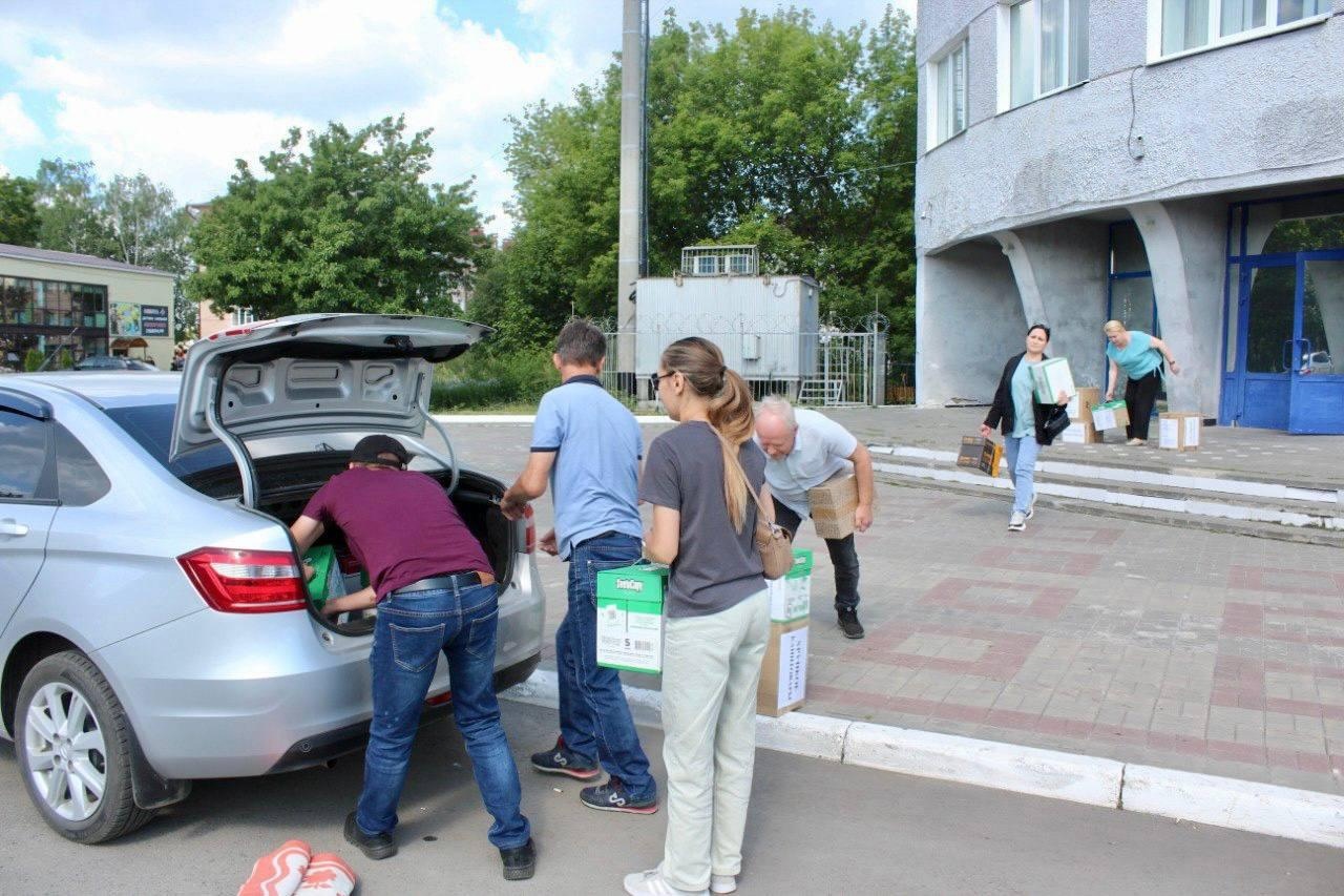 Канаш собрал гуманитарную помощь для Новопетровской средней школы.