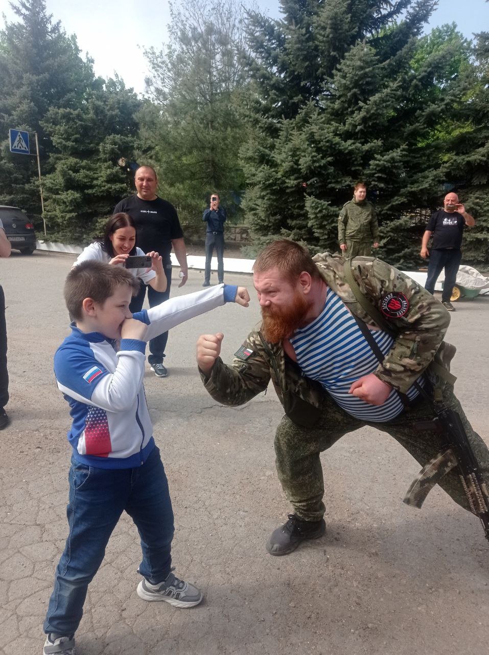 В селе Нововасильевка провели встречу с молодежью, на которой присутствовал известный российский профессиональный боксер и боец смешанного стиля.