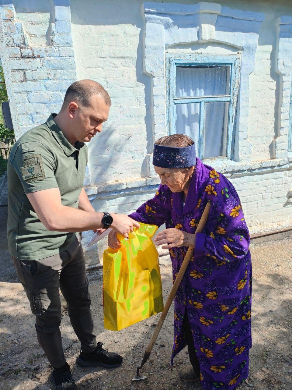 Ветеранам Бердянского муниципального округа вручают подарки из Чувашии.