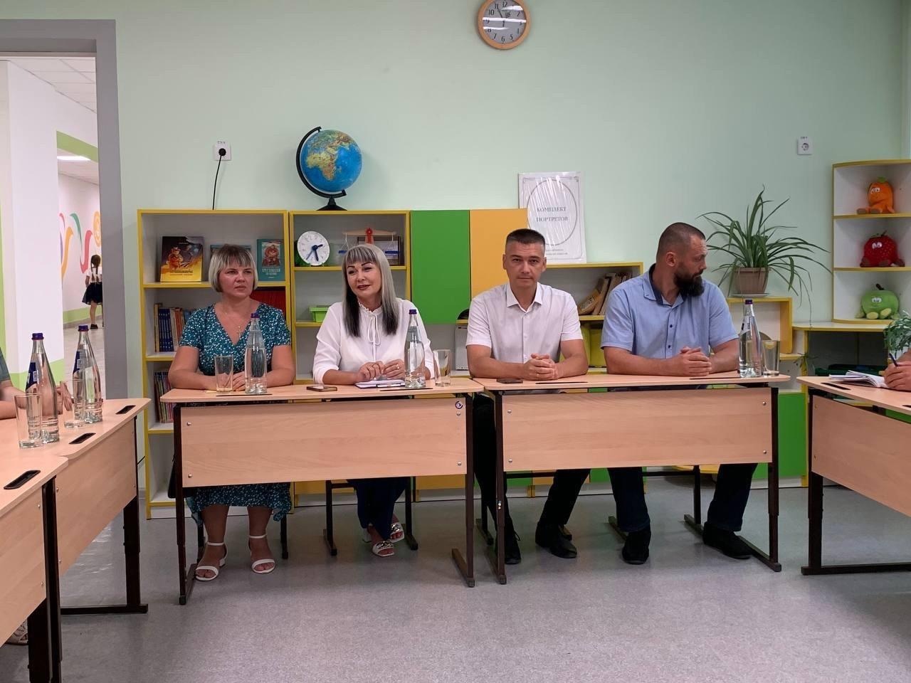 Дмитрий Захаров встретился с руководителями образовательных организаций Бердянского округа.