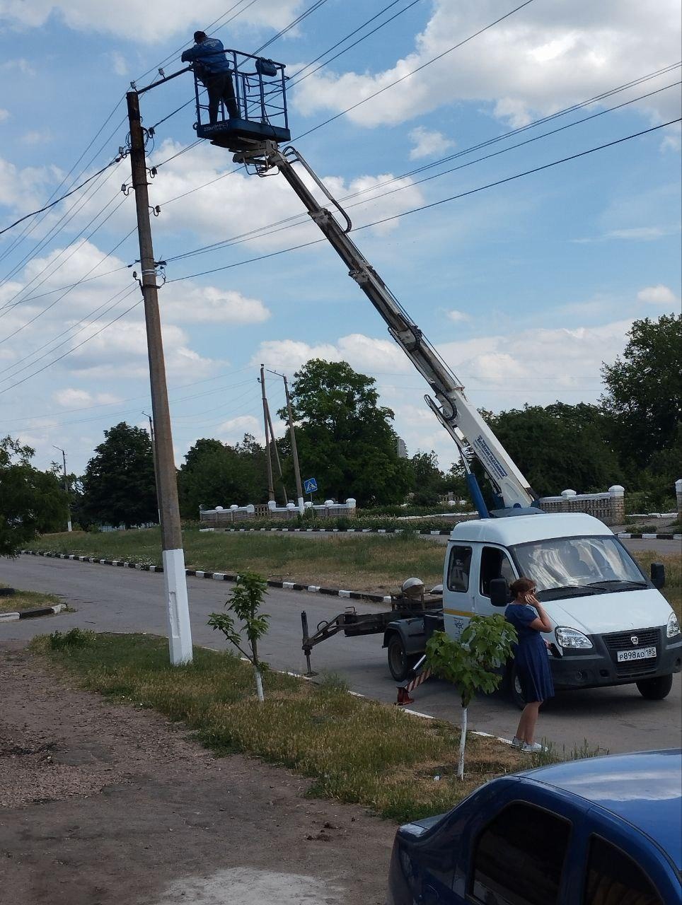 МУП «ВЕСТ» продолжает работать над улучшением уличного освещения в Бердянском муниципальном округе.