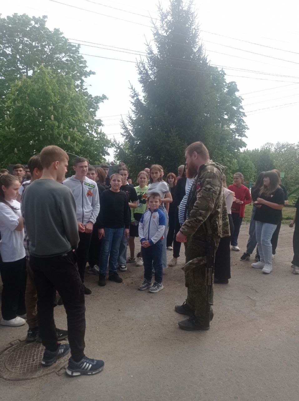 Боец ММА Вячеслав Дацик провёл встречу с молодёжью Нововасильевки.