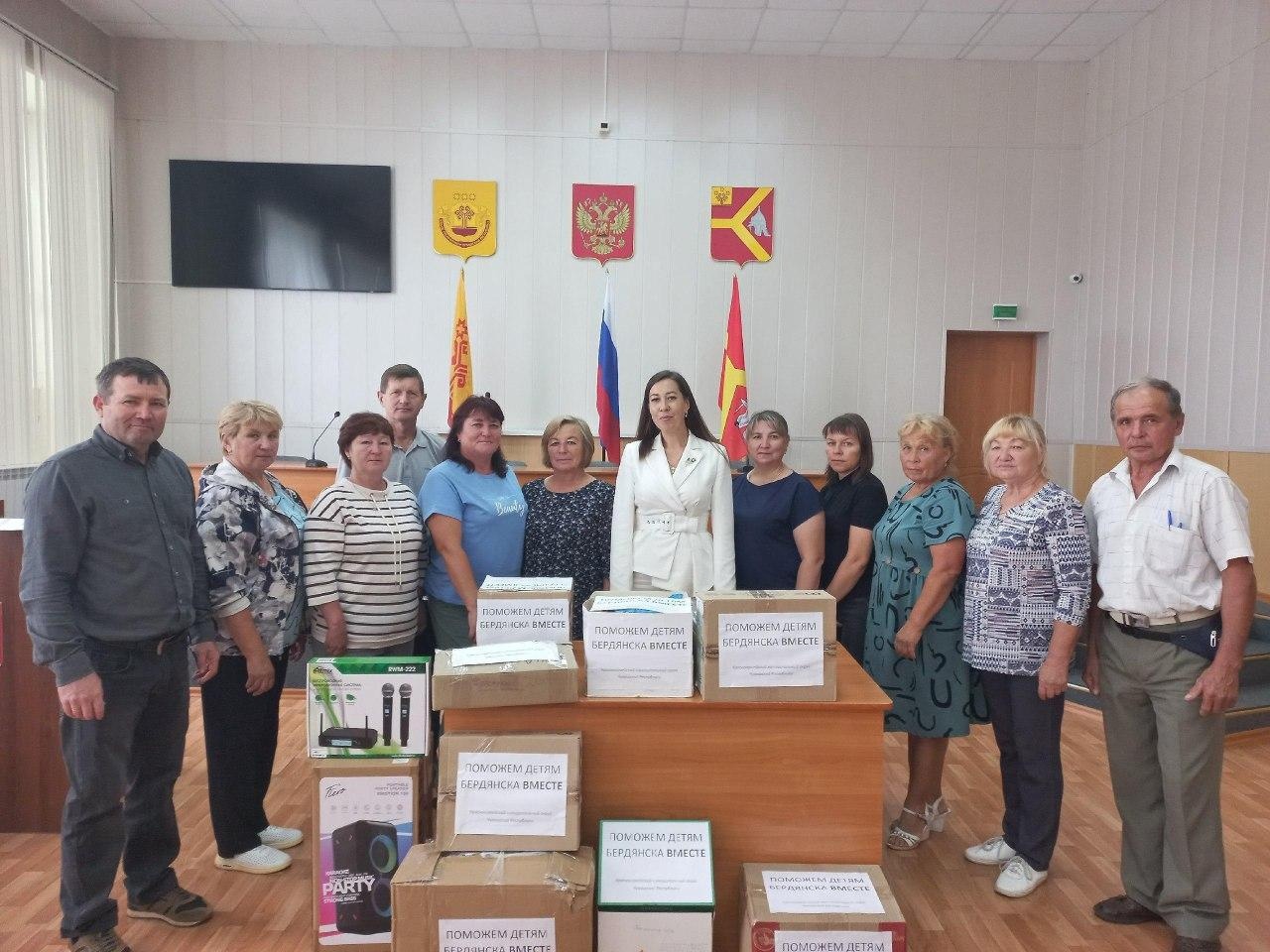 Жители Красноармейского округа Чувашии помогают подшефной Андровской школе.