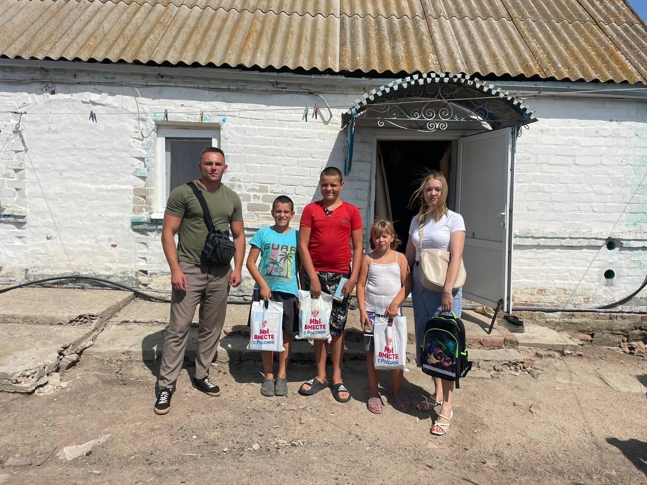 Дети Бердянского округа, находящиеся под опекой, продолжают получать школьные канцелярские наборы из Чувашии.