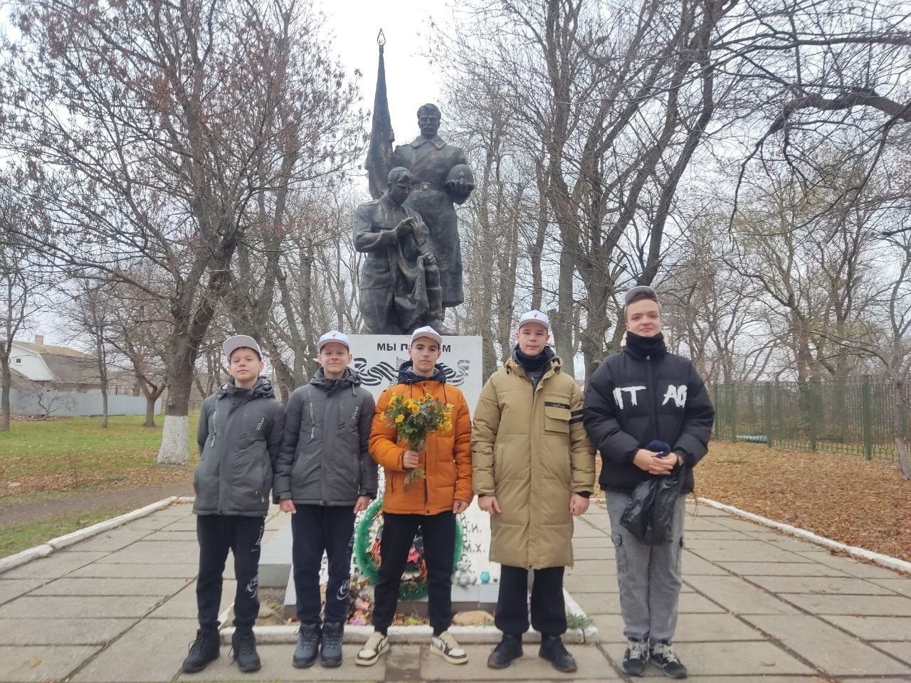Активисты Движения Первых Бердянского МО возложили цветы ко Дню неизвестного солдата.