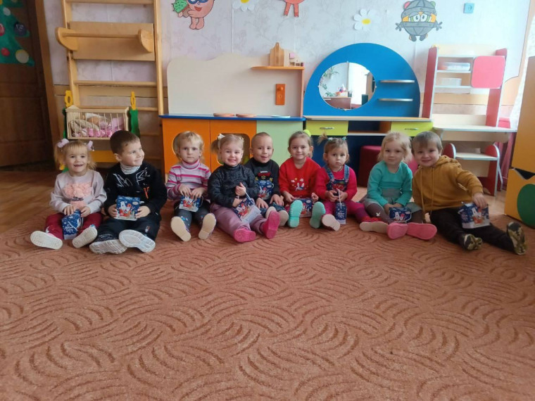 Воспитанникам детского сада села Новотроицкое передали новогодние подарки из Чувашии. Воспитанникам детского сада села Новотроицкое передали новогодние подарки из Чувашии.
