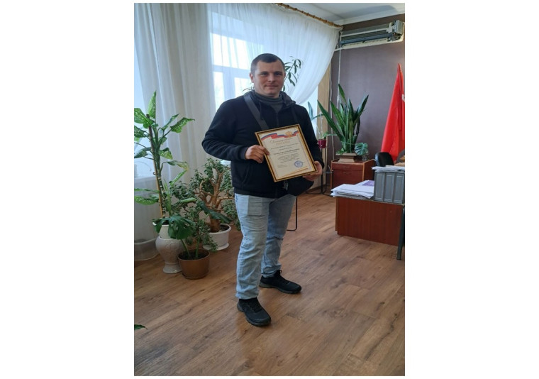 В селе Андровка вручили благодарственное письмо сотруднику «Бердянского Лесхоза» Сергею Кулику. В селе Андровка вручили благодарственное письмо сотруднику «Бердянского Лесхоза» Сергею Кулику.