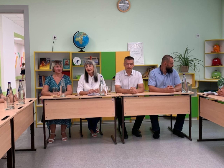 Дмитрий Захаров встретился с руководителями образовательных организаций Бердянского округа. Дмитрий Захаров встретился с руководителями образовательных организаций Бердянского округа.