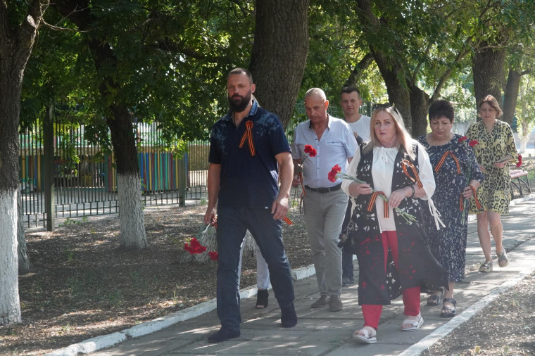 В Бердянском районе почтили память павших воинов ко Дню победы в Курской битве. В Бердянском районе почтили память павших воинов ко Дню победы в Курской битве.