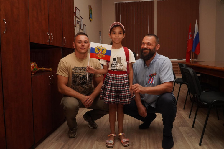 В преддверии нового учебного года детям вручили рюкзаки. В преддверии нового учебного года детям вручили рюкзаки.